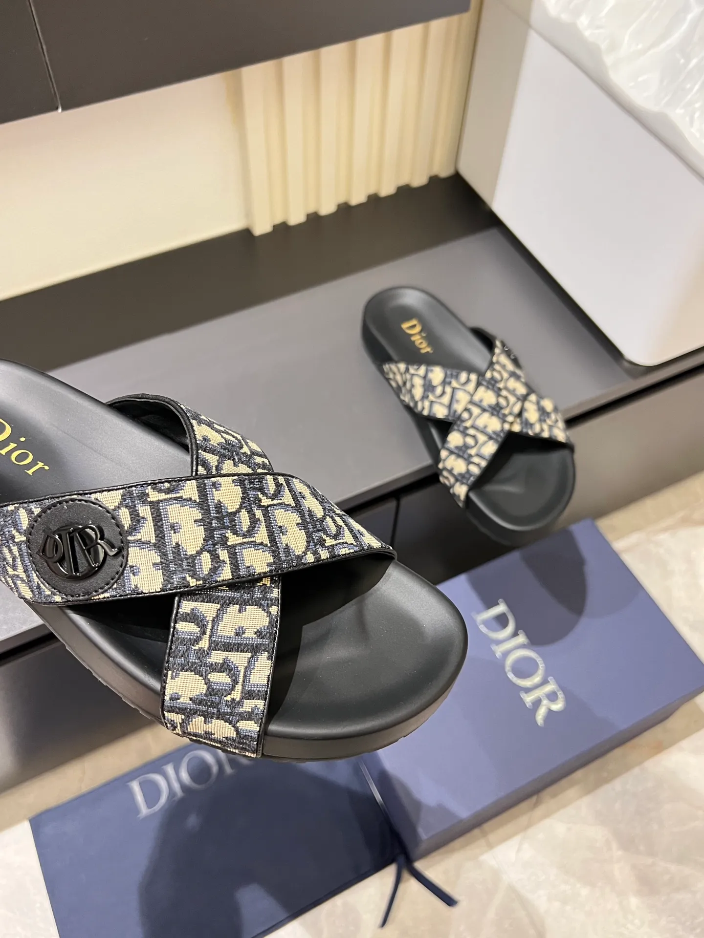 Men's men's shoes 💰p300 Size 38-45 Dior Dior's latest H-Town series Oblique thick sole slippers sandals Original purchase development and production This Dior H-Town sandals pay tribute to the classic logo of sports style and highlight Dior's high-end spirit. Crafted from black rubber with a beige and black Oblique printed upper, it's accentuated with tonal calfskin details. The rubber sole incorporates a variety of elements and is embellished with the Dior logo for a refined, futuristic look. Can be worn with shorts or jeans. Comes with exquisite packaging at the counter 🛍📦 ▪️ Fabric: Original customized imported Oblique embroidery ▪️ Lining: Imported soft sheepskin ▪️ Sole: Original molded ultra-light foam material ▪️ Bottom thickness: 4CM
